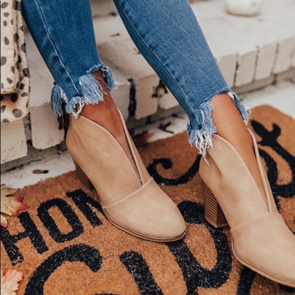 Wheat V cut block heel - Picture 2 of 5